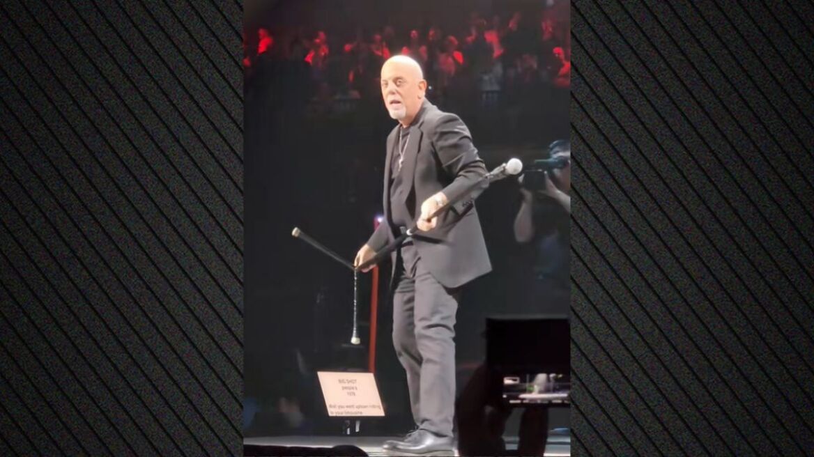 Μπίλι Τζόελ: Οι θαυμαστές του ανησυχούν μετά την πτώση του στη σκηνή σε συναυλία του - «Επικίνδυνο να πέφτεις έτσι στα 75 σου»