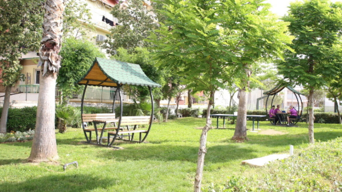 Το μικρότερο πάρκο στον κόσμο είναι στην Ιαπωνία: Μετά βίας χωράνε και τα δύο σου πόδια (vid)