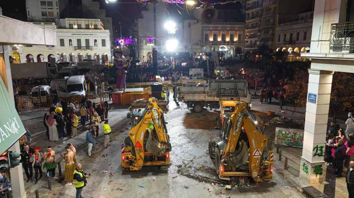 Ολονύχτια μάχη του Δήμου της Πάτρας να καθαρίσει την πόλη μετά την «Ποδαράτη Παρέλαση» του Καρναβαλιού - Δείτε φωτογραφίες 