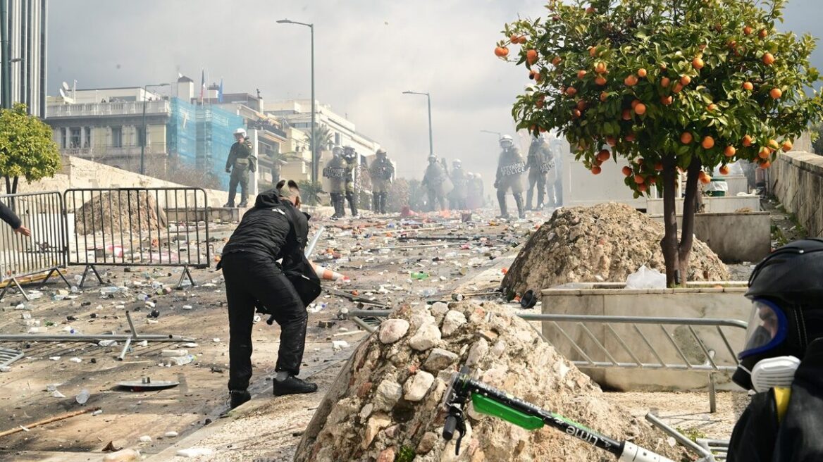 Οι κουκουλοφόροι βανδάλισαν μέχρι και τους Στύλους του Ολυμπίου Διός 