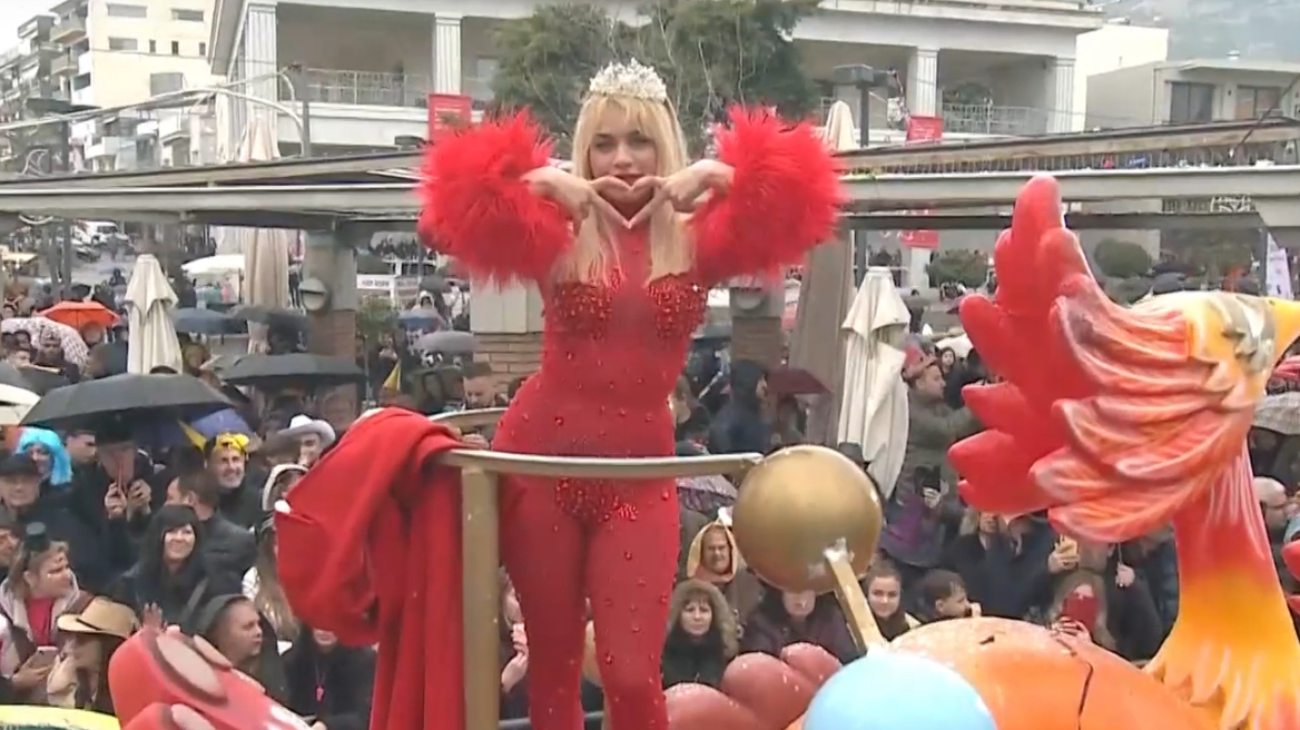 Καρναβαλική παρέλαση με χιλιάδες μασκαράδες και πρόταση γάμου στην Ξάνθη - Δείτε βίντεο