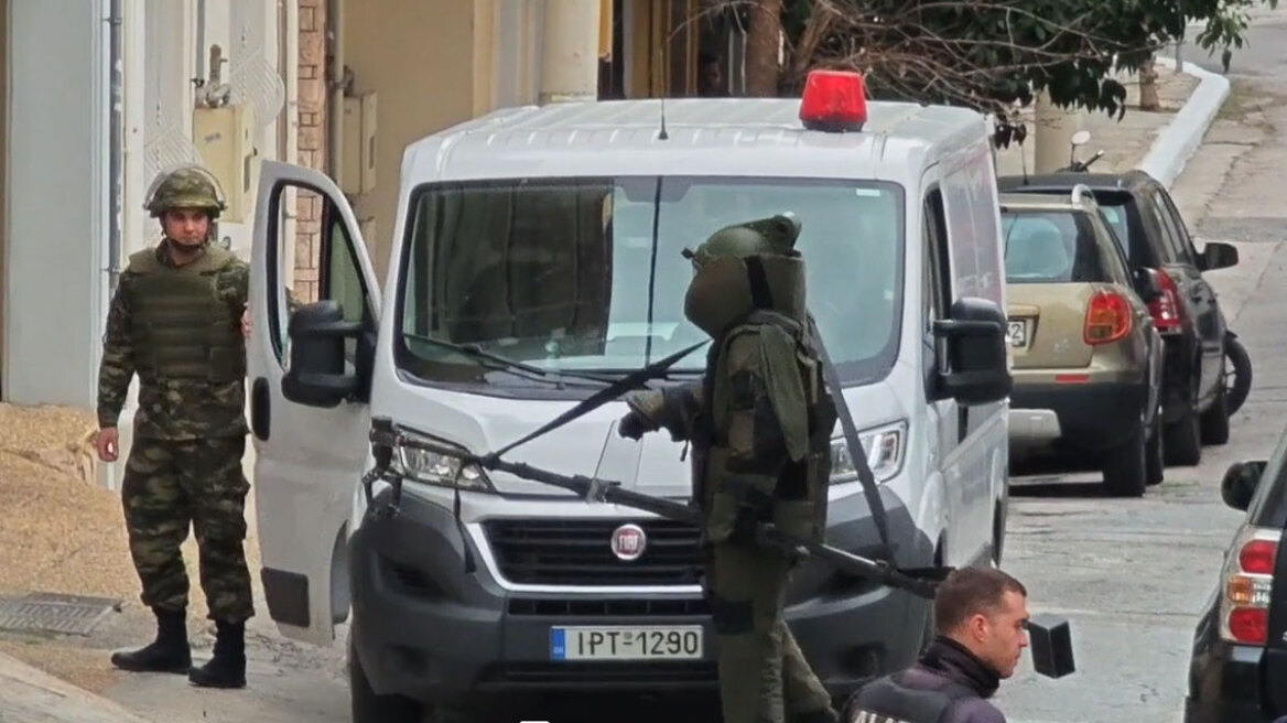 Πειραιάς: Η επιχείρηση των πυροτεχνουργών του Στρατού για την απομάκρυνση της χειροβομβίδας σε πιλοτή πολυκατοικίας στα Μανιάτικα