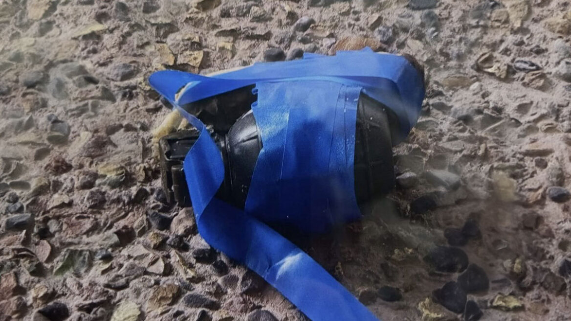 Βρέθηκε χειροβομβίδα σε πιλοτή πολυκατοικίας στα Μανιάτικα - Την πήραν οι πυροτεχνουργοί του Στρατού