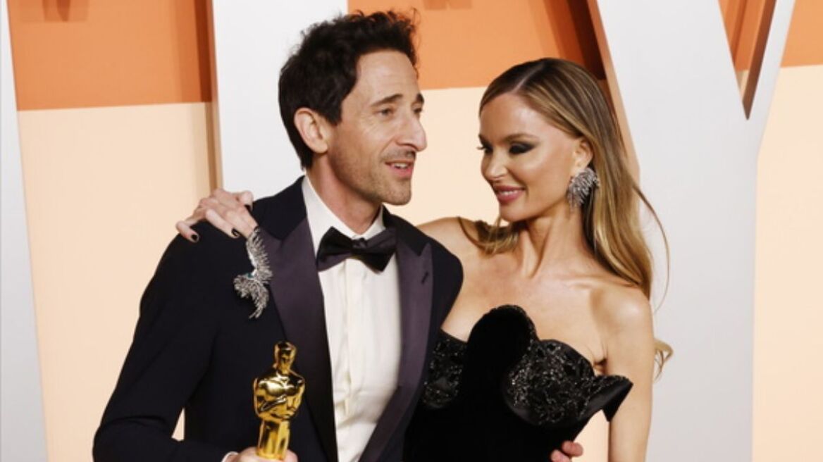 Άντριεν Μπρόντι: Η κίνηση στα Όσκαρ που προκάλεσε δυσαρέσκεια - Πέταξε την τσίχλα του στη σύντροφό του πριν ανέβει στη σκηνή 