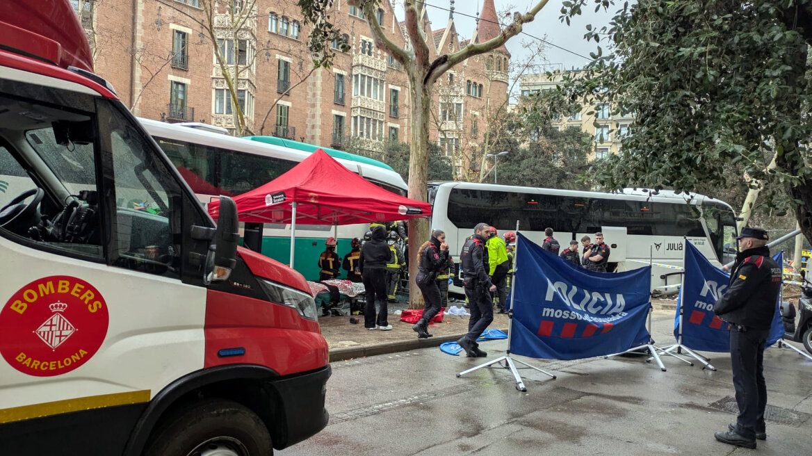 Σύγκρουση δύο λεωφορείων με τουρίστες στη Βαρκελώνη - Πολλοί τραυματίες, οι τέσσερις σοβαρά