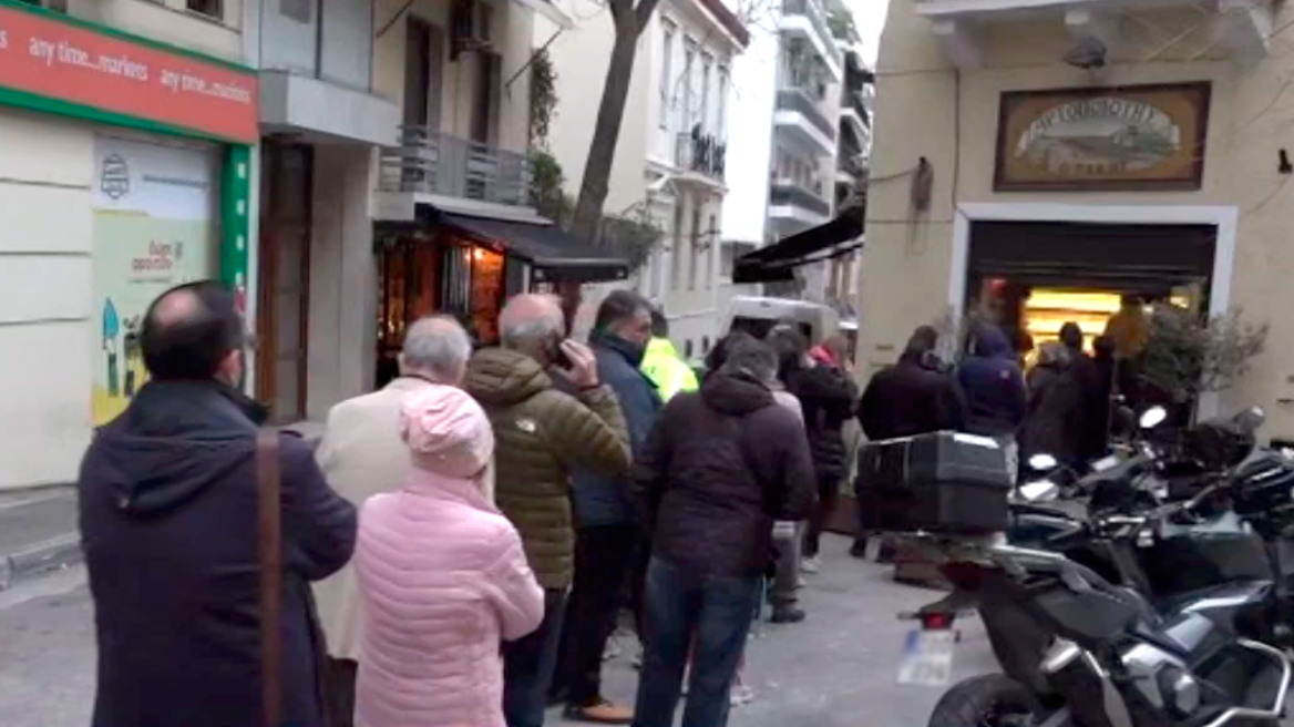 Καθαρά Δευτέρα 2025: Ουρές από τα ξημερώματα στους φούρνους για την παραδοσιακή λαγάνα, δείτε βίντεο