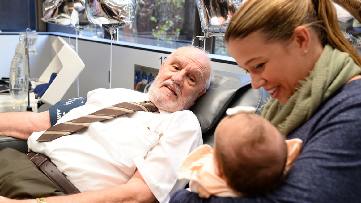 Πέθανε το «χρυσό χέρι» - Ο αιμοδότης Τζέιμς Χάρισον με το σπάνιο αντίσωμα που έσωσε πάνω από 2,4 εκατομμύρια μωρά