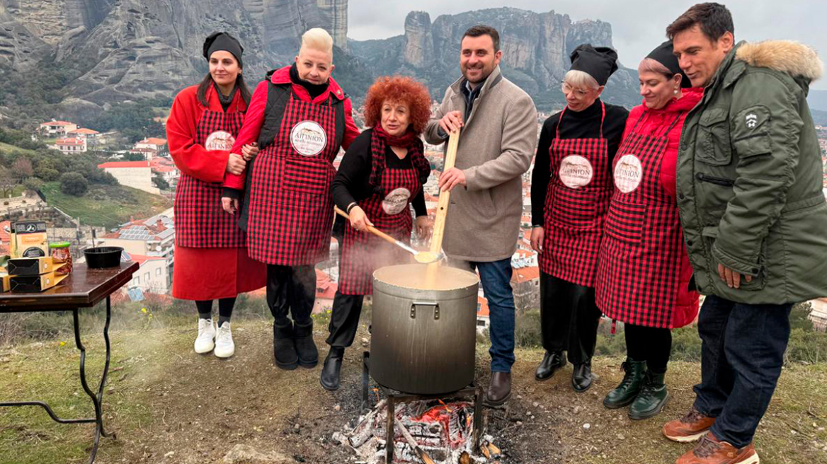 Καλαμπάκα: Ετοιμάζουν τρουφομανιταροφασολάδα υπό τους ήχους του κλαρίνου του Θανάση Βασιλόπουλου