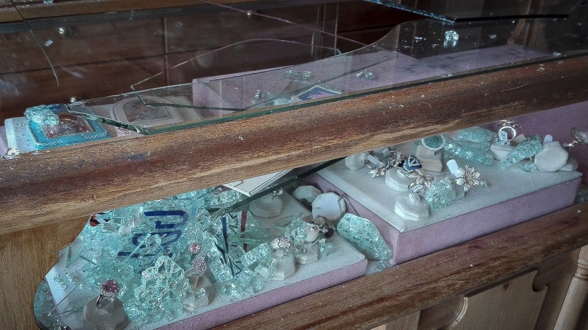 Τρίκαλα: Διαρρήκτες «άνοιξαν» κοσμηματοπωλείο στο κέντρο της πόλης - 50.000 ευρώ η λεία τους