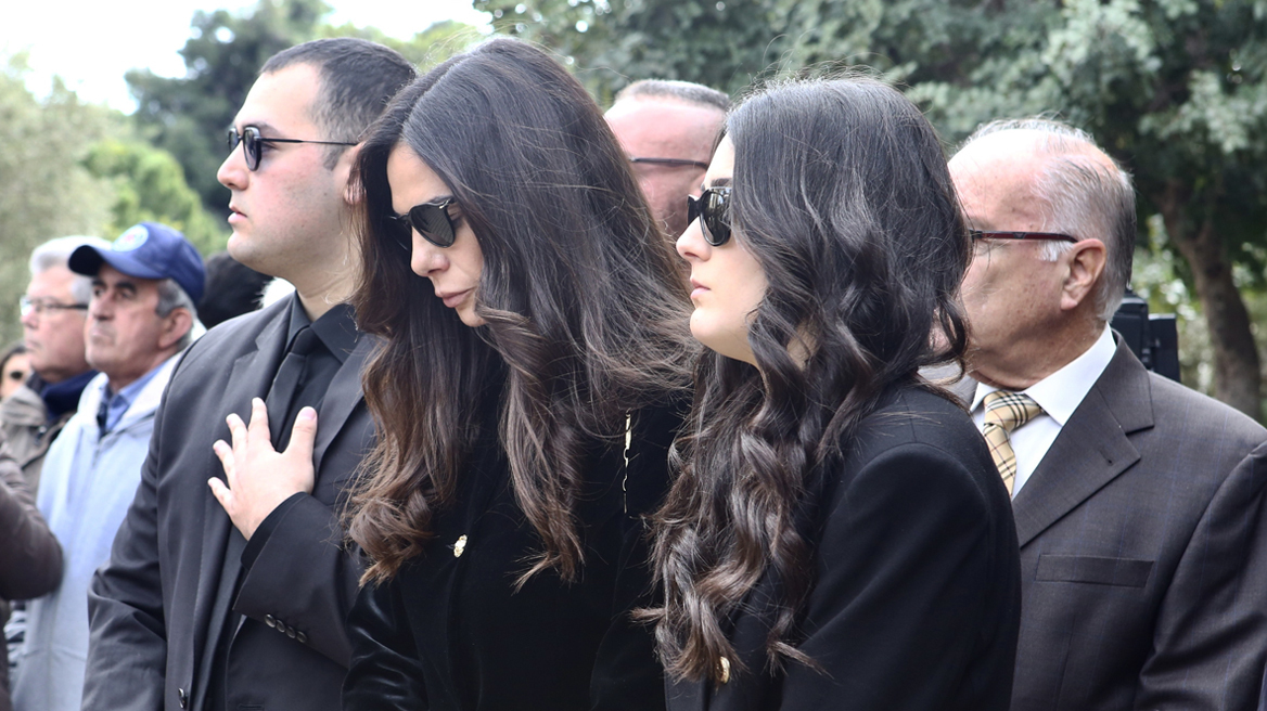 Το τελευταίο αντίο στον Αλέξη Κούγια - Συντετριμμένοι συγγενείς και φίλοι, με δάκρυα τον αποχαιρέτησαν τα παιδιά του
