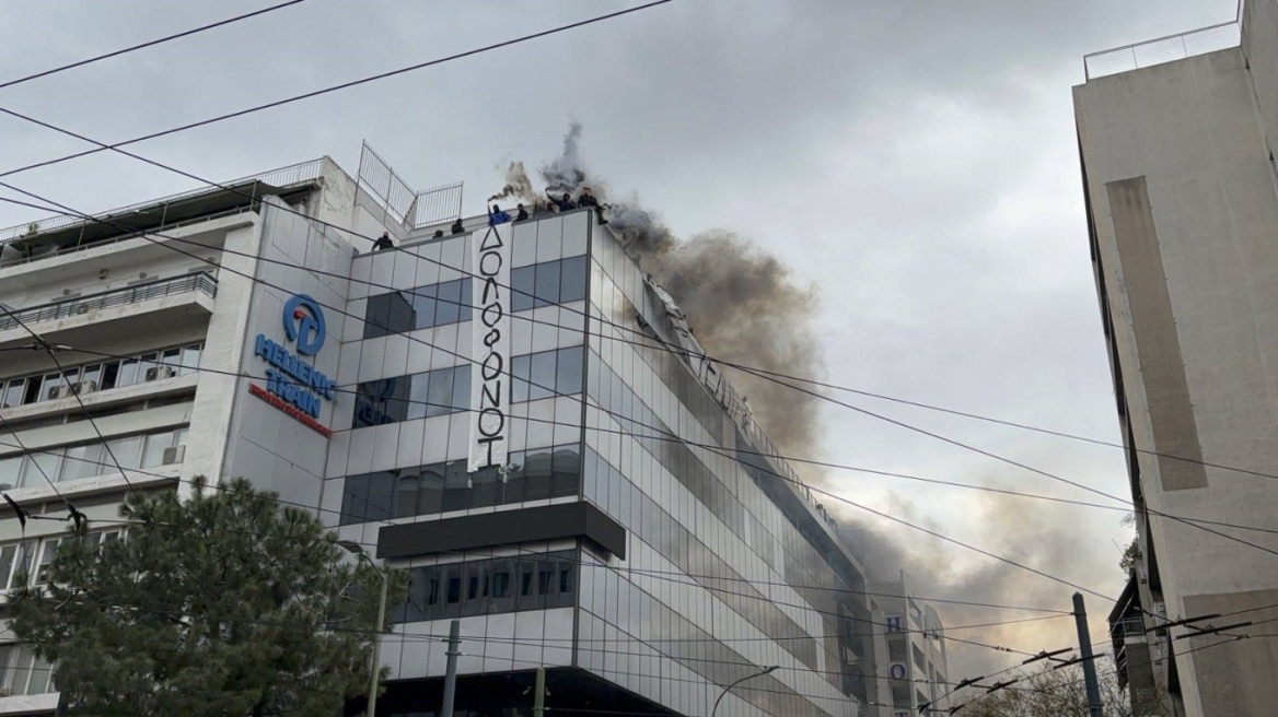 Ρουβίκωνας: Αναβλήθηκε για τον Μάιο η δίκη 25 μελών για το πανό στα γραφεία της Hellenic Train