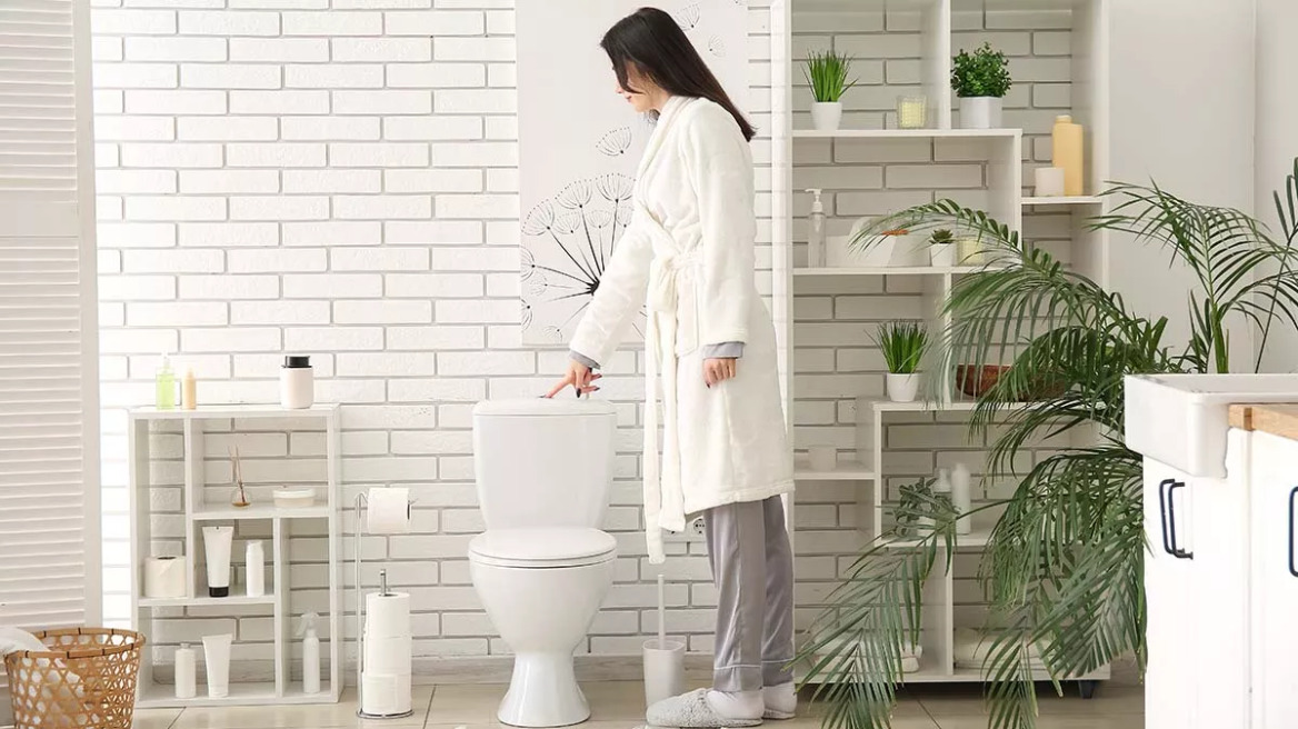 Η Νο1 κίνηση που πρέπει να κάνετε πριν τραβήξετε το καζανάκι – Για να κρατήσετε μακριά τα επικίνδυνα βακτήρια