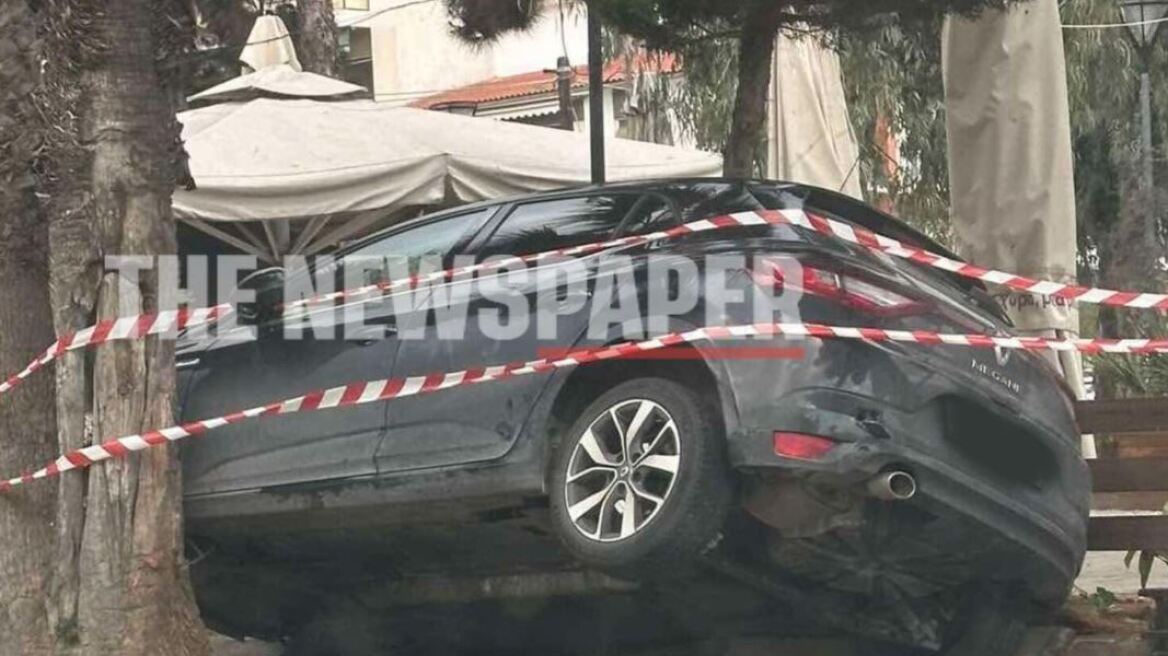 Βόλος: Αυτοκίνητο καρφώθηκε σε φοίνικες στην παραλία - Δείτε φωτογραφία