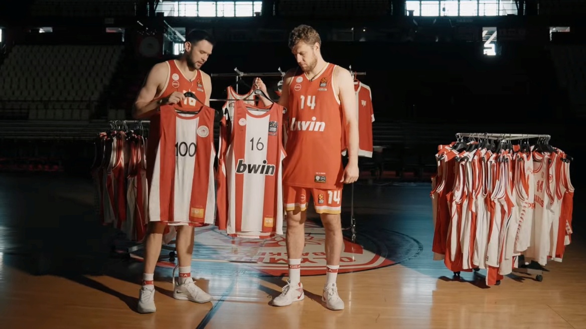 Ολυμπιακός: Παπανικολάου και Βεζένκοφ παρουσίασαν τις επετειακές φανέλες για τα 100 χρόνια - Βίντεο