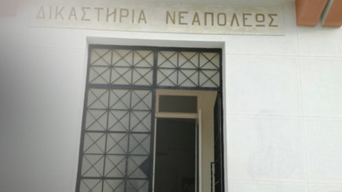 Στον εισαγγελέα ο 26χρονος που χτύπησε με πέτρα τον παππού του στον Άγιο Νικόλαο 