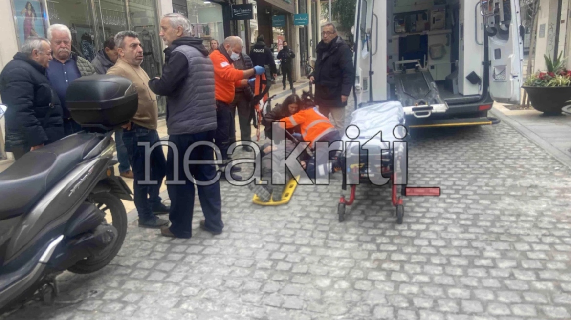 Ηράκλειο: Μηχανάκι έπεσε σε ανοιχτό φρεάτιο στο κέντρο της πόλης - Στο νοσοκομείο ο οδηγός, δείτε βίντεο