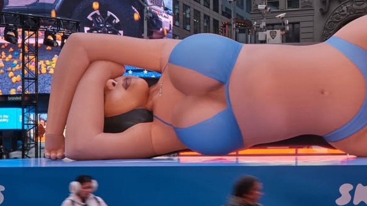 Κιμ Καρντάσιαν: Ένα μπαλόνι 18 μέτρων με τη μορφή της στην Τάιμς Σκουέρ της Νέας Υόρκης - «Όποιος το έβαλε εκεί, είναι καλά;»