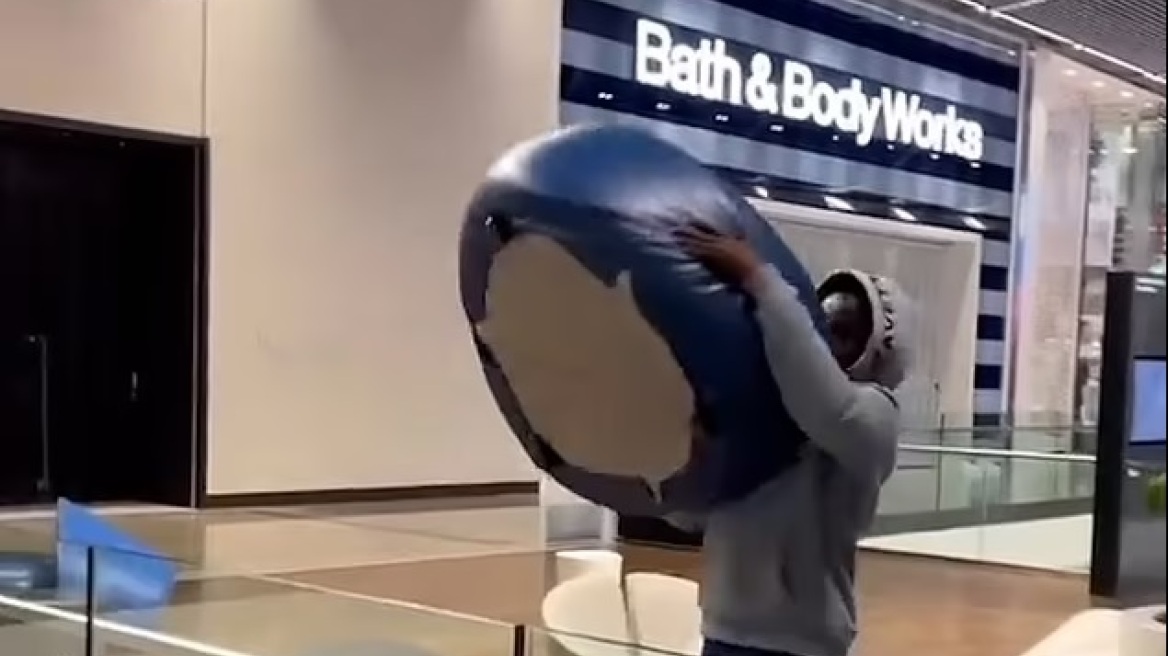 Λονδίνο: Νεαρός πετάει καθιστικό από τον τρίτο όροφο εμπορικού κέντρου και προσγειώνεται δίπλα σε πελάτες - Βίντεο