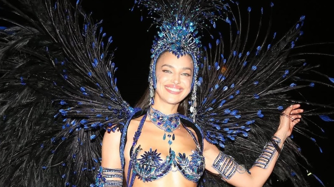 Η Ιρίνα Σάικ στο καρναβάλι του Ρίο - Οι φωτογραφίες με το μπλε μπικίνι και τα φτερά: «Σε ευχαριστώ Βραζιλία»