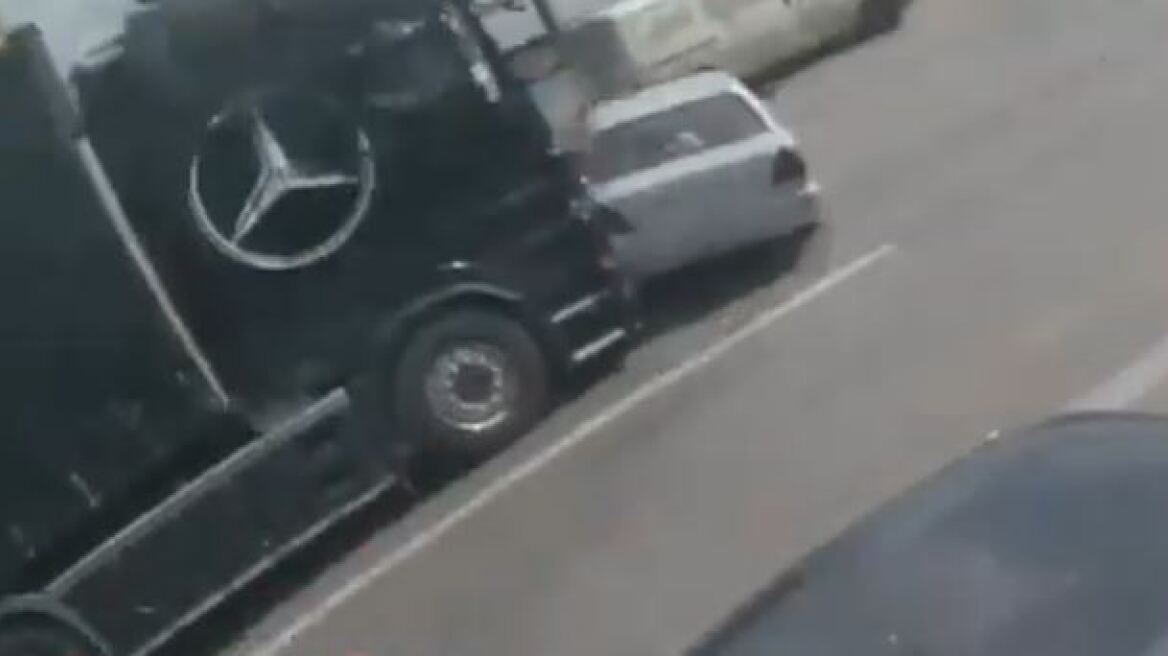 Βίντεο από τη στιγμή που ΙΧ συγκρούεται με δύο νταλίκες στη λεωφόρο Καβάλας