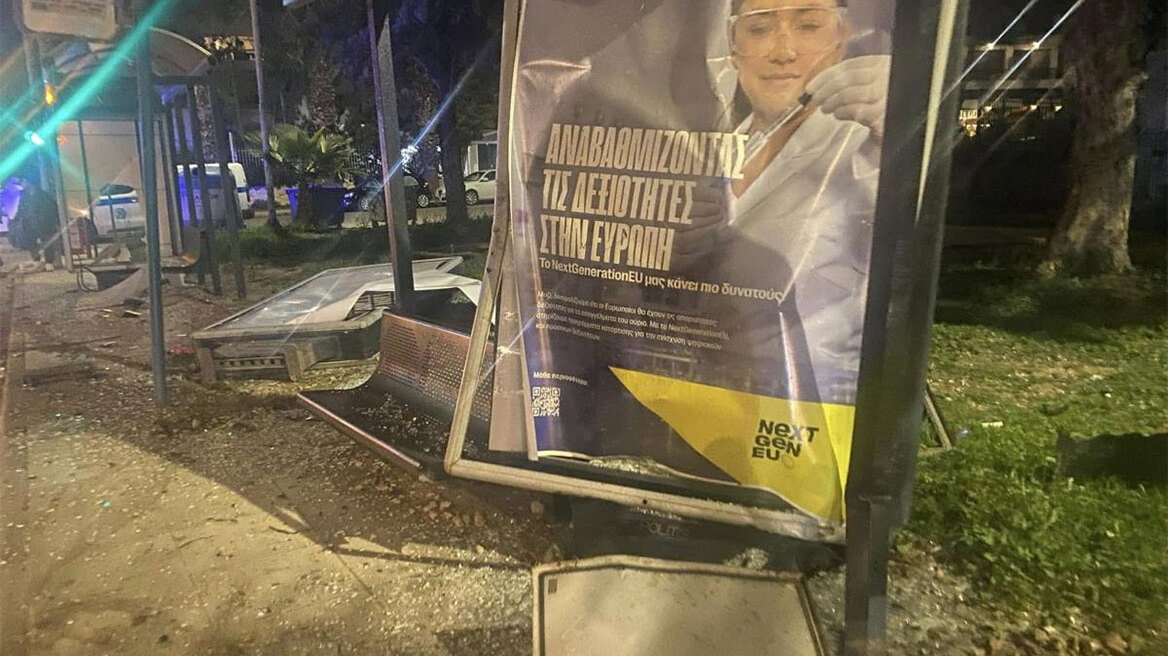 Σοβαρό τροχαίο στην παραλιακή - Αυτοκίνητο έπεσε σε βράχο και μετά διέλυσε στάση λεωφορείου, δείτε φωτογραφίες