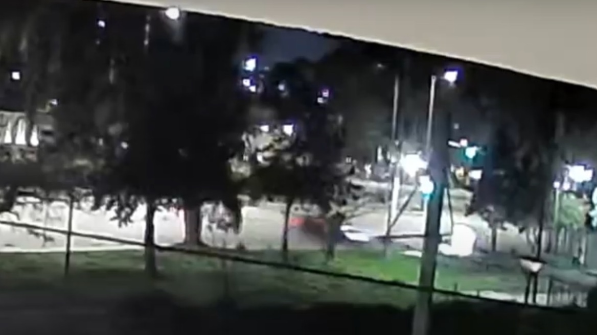 Γλυφάδα: Η στιγμή του σοβαρού τροχαίου με αυτοκίνητο να πέφτει σε βράχο και να διαλύει στάση λεωφορείου