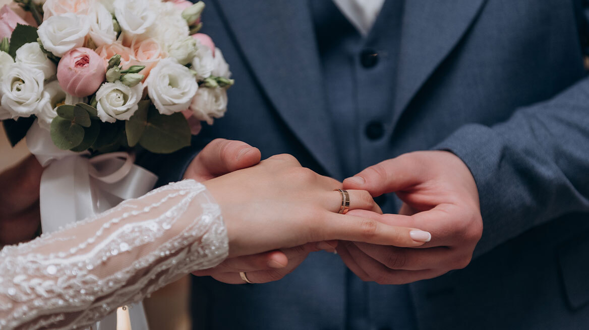 Νεόνυμφοι έφυγαν άρον άρον από τον γάμο τους όταν έμαθαν ότι το σπίτι τους ανατινάχθηκε 