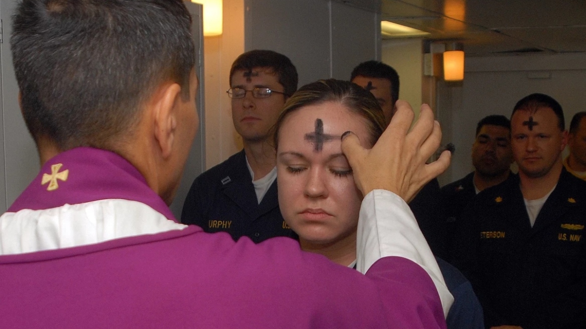 Ash Wednesday: Τι είναι η «Τετάρτη των Τεφρών» για την οποία ο Ρούμπιο ζωγράφισε σταυρό στο μέτωπο του 