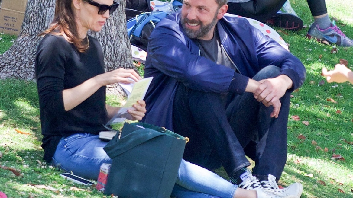 Μπεν Άφλεκ – Τζένιφερ Γκάρνερ: Η τρυφερή αγκαλιά πυροδοτεί φήμες για επανασύνδεση (βίντεο)