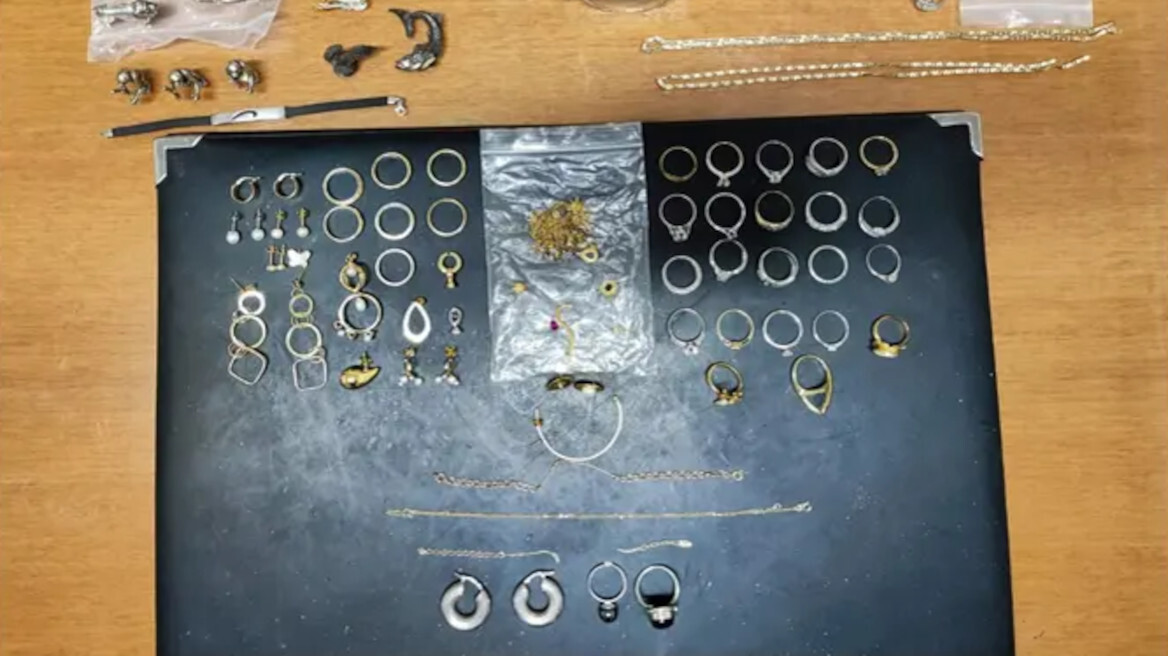 Συνελήφθησαν μέλη σπείρας που άδειαζε κοσμηματοπωλεία σε Τρίκαλα, Λάρισα και Βοιωτία - Δείτε βίντεο και φωτογραφίες