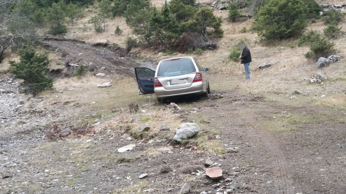 Νεκροφόρα εγκλωβίστηκε σε χωριό στα Άγραφα λόγω του GPS - Η οικογένεια περίμενε για την κηδεία 