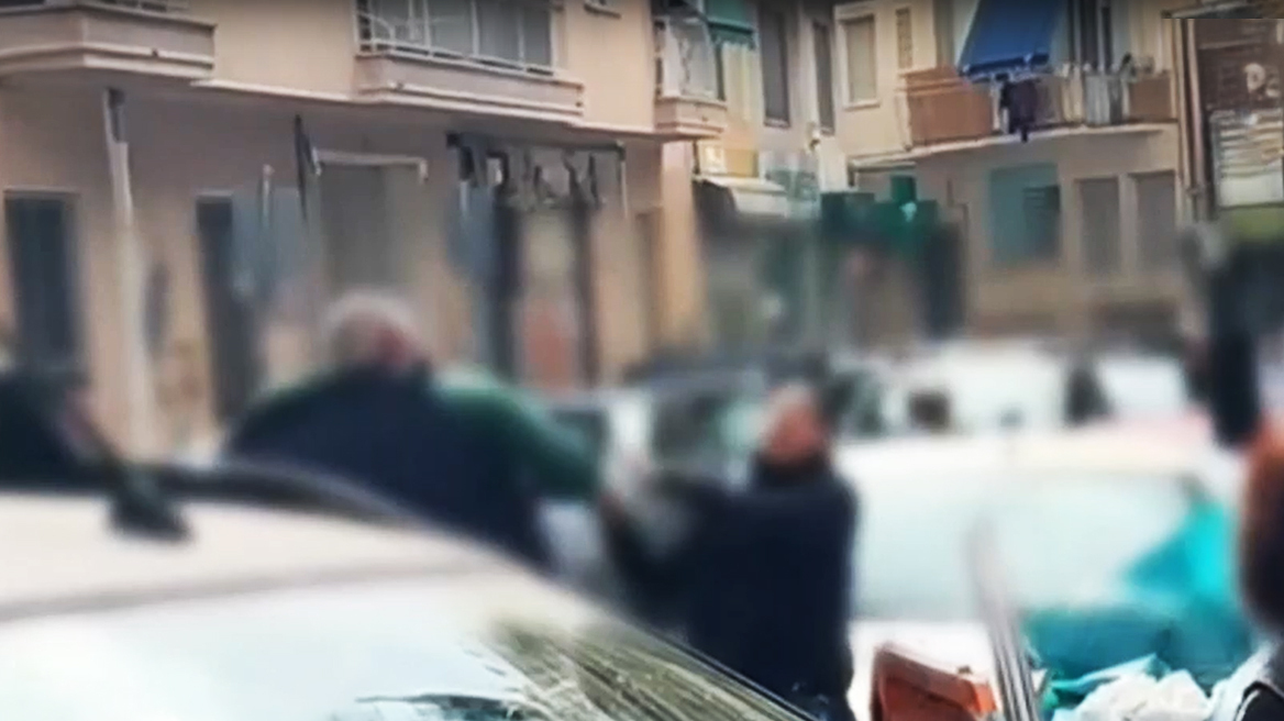 Οδηγός στην Κυψέλη μπήκε ανάποδα σε δρόμο και χτύπησε γυναίκα επειδή του ζήτησε να κάνει όπισθεν, δείτε βίντεο