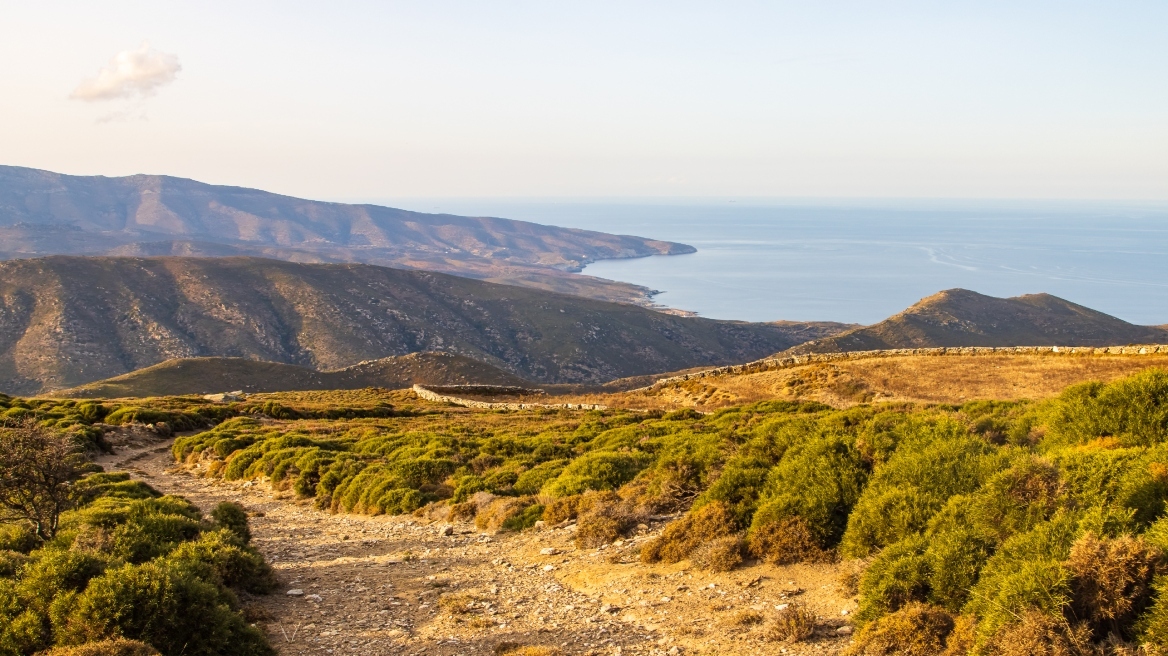 Conde Nast Traveler: Η Άνδρος είναι το καλύτερο νησί της Ελλάδας για πεζοπορία