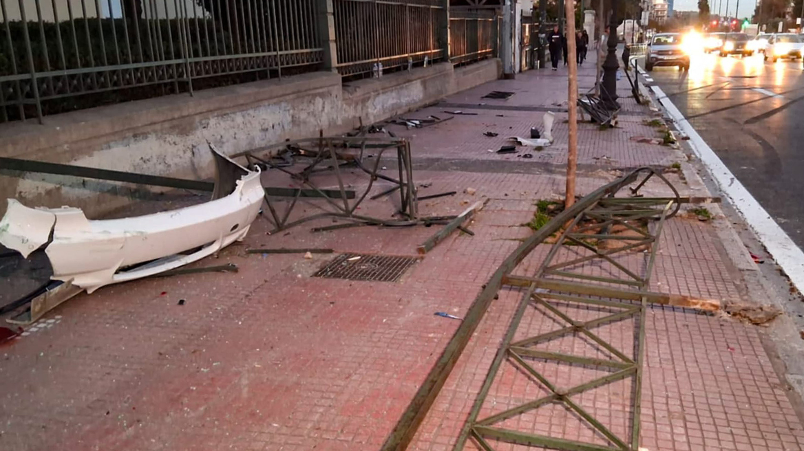 Τροχαίο στη Βασιλίσσης Σοφίας με αυτοκίνητο που έπεσε στα κάγκελα έξω από το νοσοκομείο Αλεξάνδρα