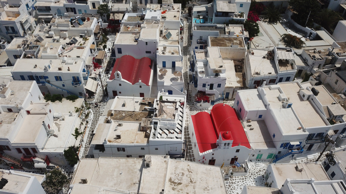 «Μάτια παντού» στη Μύκονο: Έστησαν δίκτυο για να παρακολουθούν τους ελεγκτές για τα αυθαίρετα