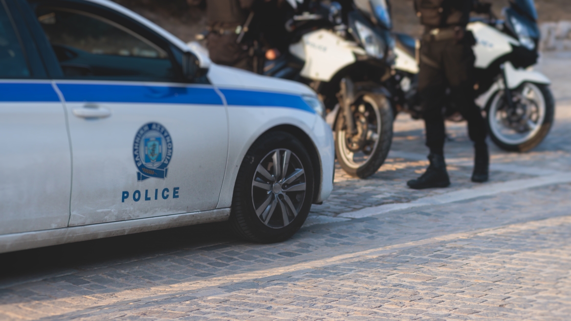 Συνελήφθησαν δύο άτομα στη Μύκονο - Φωτογράφιζαν και βιντεοσκοπούσαν τα κλιμάκια που έκαναν ελέγχους για αυθαίρετα