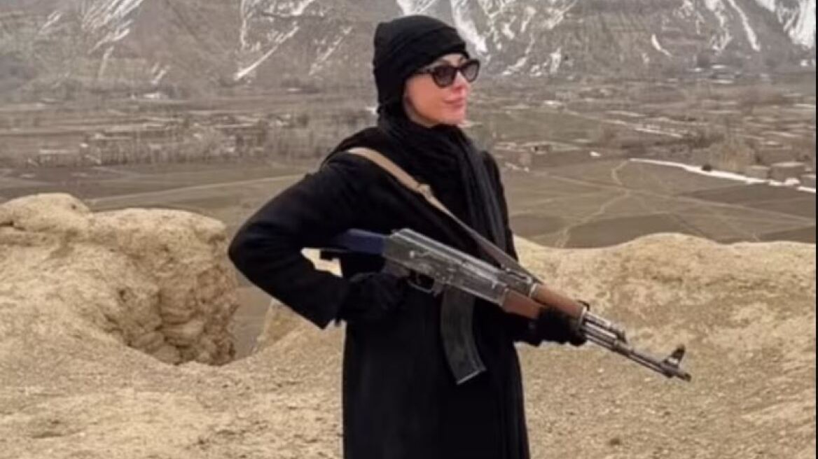 Πορνοστάρ φωτογραφήθηκε με καλάσνικοφ στο Αφγανιστάν - Αντιδράσεις για τους Ταλιμπάν που χρησιμοποιούν influencers