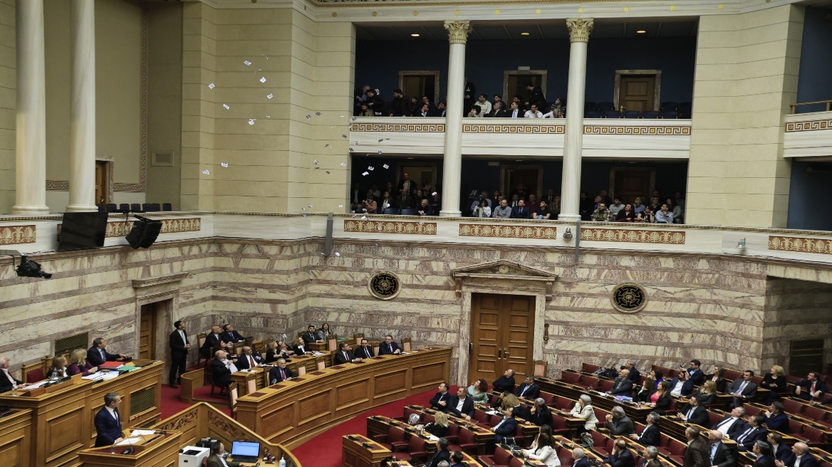 Μέλη της Nεολαίας της Νέας Αριστεράς πέταξαν τρικάκια από τα θεωρεία της βουλής πριν την έναρξη της ομιλίας Μητσοτάκη