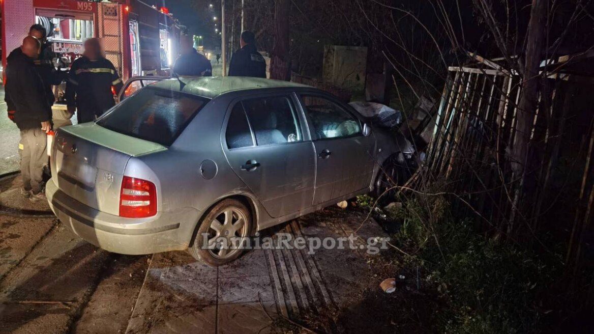 Αυτοκίνητο έπεσε σε τοίχο και λαμπάδιασε, στο νοσοκομείο Λαμίας τραυματίας - Δείτε βίντεο και φωτογραφίες