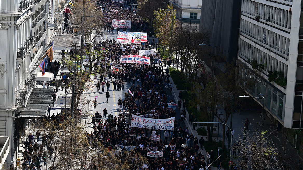 Μαθητικές συγκεντρώσεις για τα Τέμπη -  Δείτε live εικόνα από πλατεία Συντάγματος