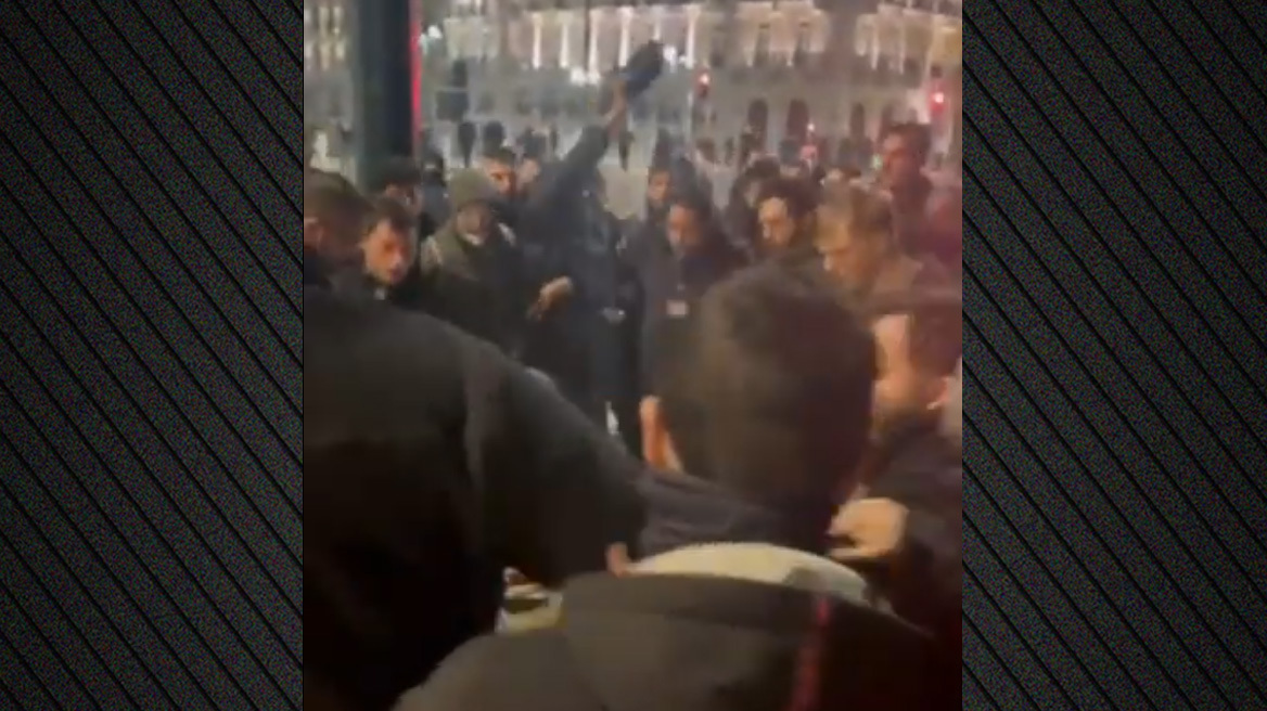 Άγρια επίθεση 15 ατόμων σε διαδηλωτή στην πλατεία Συντάγματος - Τον πέρασαν για αστυνομικό, δείτε βίντεο