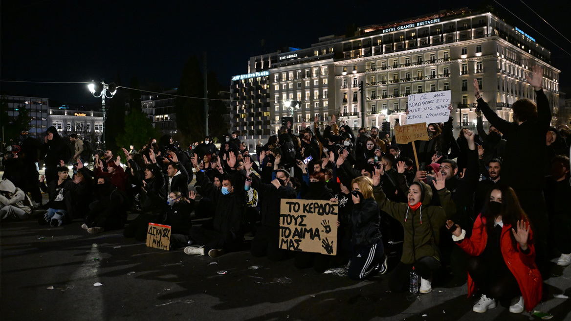 Επεισόδια σε Σύνταγμα και Θεσσαλονίκη μετά τα συλλαλητήρια για τα Τέμπη - Καθιστική διαμαρτυρία έξω από τη Βουλή