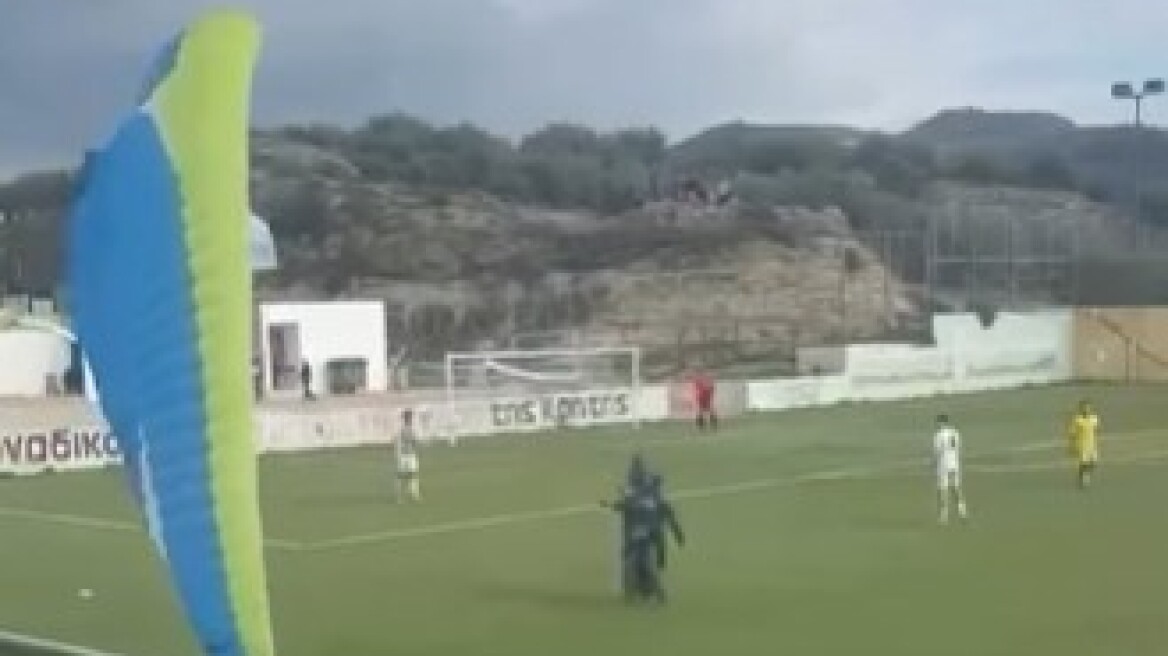 Φοβερό σκηνικό σε αγώνα Γ' Εθνικής στον Ζαρό: Αλεξίπτωτο προσγειώθηκε στο γήπεδο την ώρα του αγώνα - Δείτε βίντεο