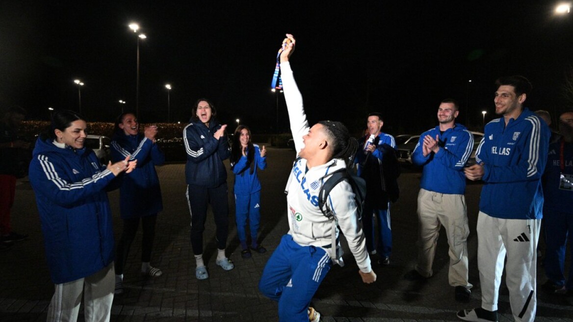 Καραλής: Η αποθεωτική υποδοχή από τα μέλη της εθνικής ομάδας - «Είναι ώρα για κρασάκι» - Βίντεο 