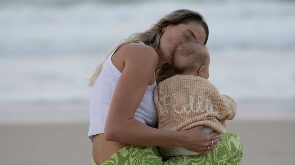 Έχασε τον σύντροφό της σε ατύχημα. Δεκαπέντε μήνες αργότερα γέννησε το παιδί του