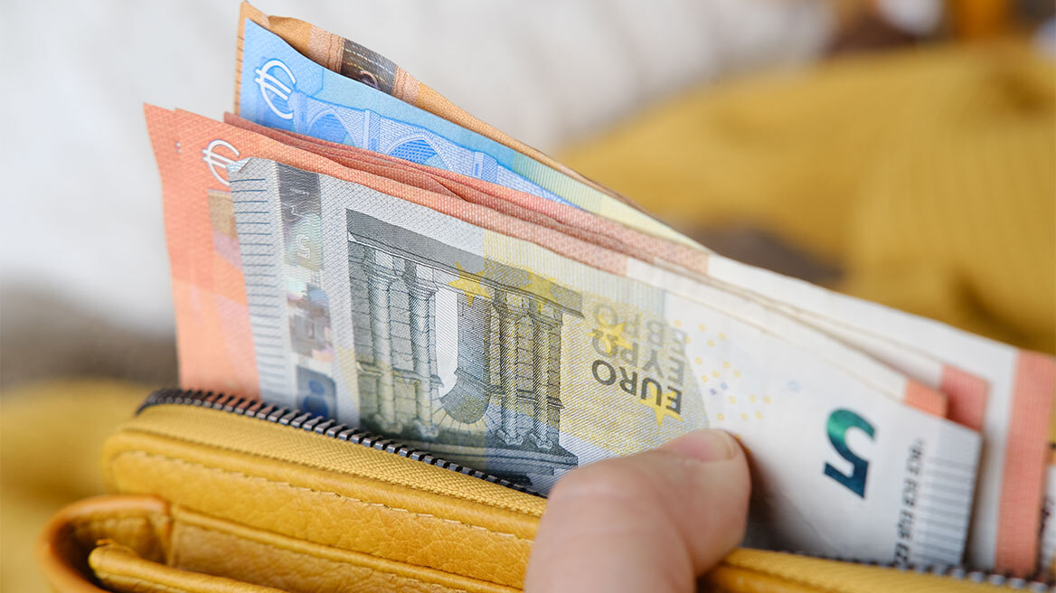 Μισός μισθός αύξηση φέτος στους δημοσίους υπαλλήλους