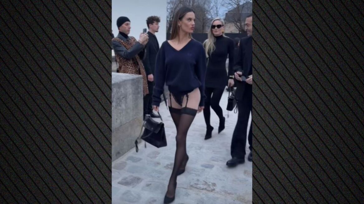 Η Αλεσάντρα Αμπρόσιο περπάτησε στο Παρίσι φορώντας μόνο ζαρτιέρες και ένα πουλόβερ #shortsvideo