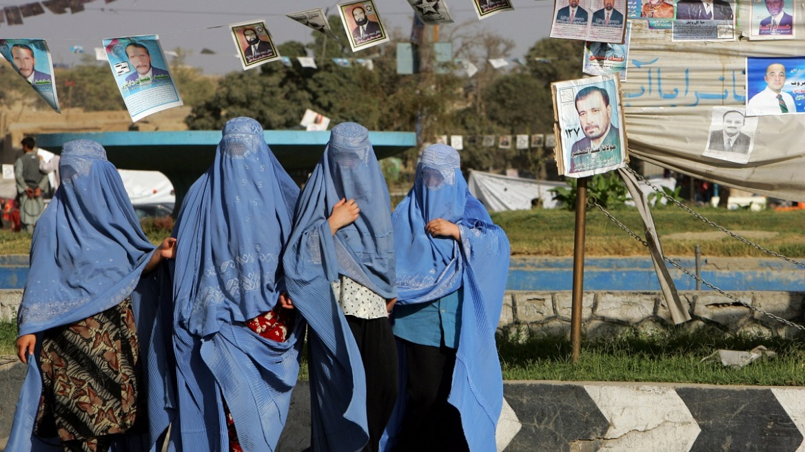 Μαρτυρίες γυναικών από το Αφγανιστάν: «Εδώ και τρία χρόνια δεν έχω καταφέρει να μάθω τίποτα καινούριο»