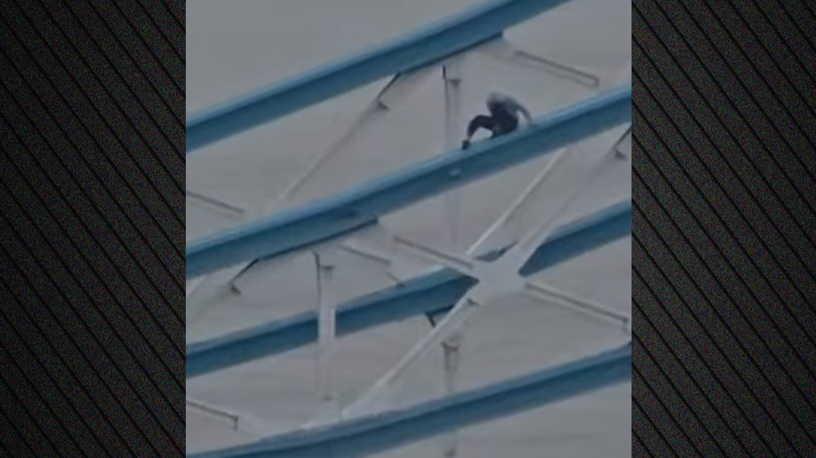 Έκλεισε για λίγη ώρα η «Tower Bridge» στο Λονδίνο όταν άνδρας σκαρφάλωσε στα κιγκλιδώματα - Δείτε βίντεο