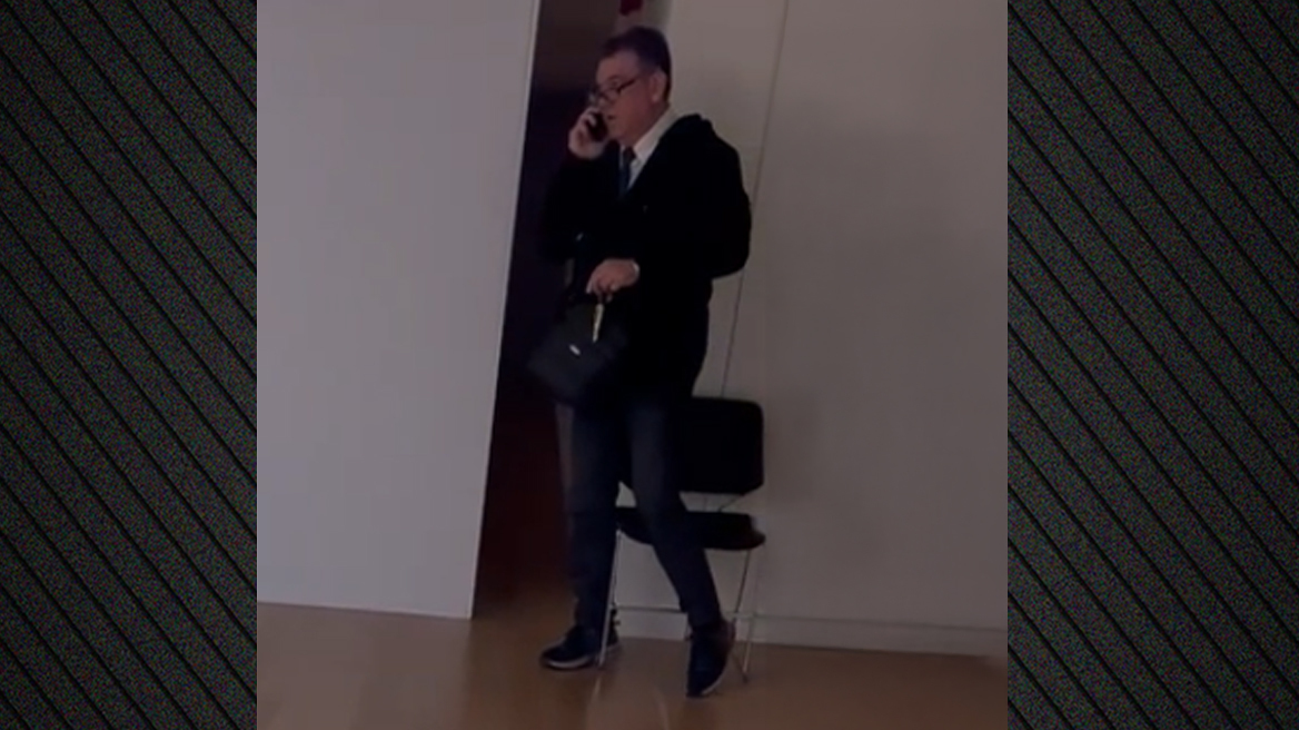 Δείτε βίντεο με τον βουλευτή της Νίκης να κρατείται στο δεύτερο υπόγειο της Πινακοθήκης έξω από την έκθεση που βανδάλισε